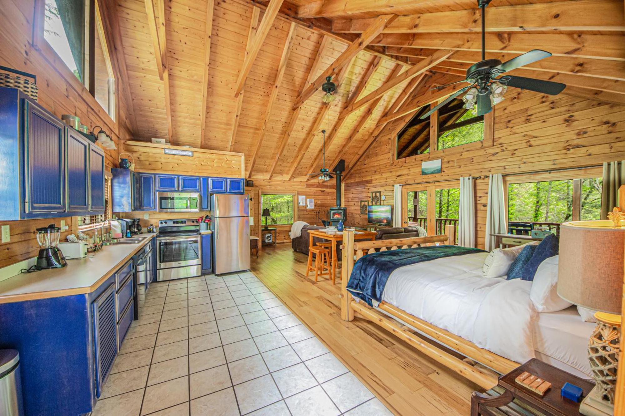 Love Me Tender Studio Cabin Sevierville Room photo